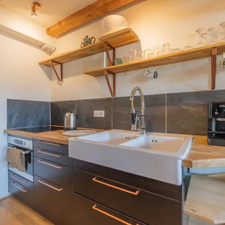 Beautiful In Centre With Superb Mountain Views Apartment