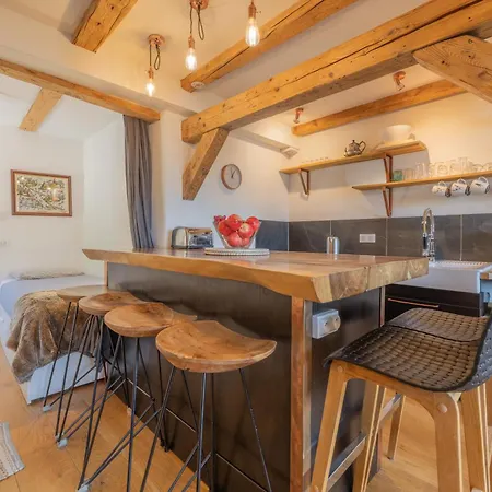 Beautiful In Centre With Superb Mountain Views Apartment